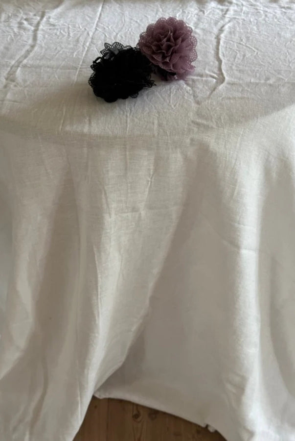 Duża spinka do włosów z dużymi zębami Lace Rose Pico Copenhagen i z materiałową, koronkową różą. 