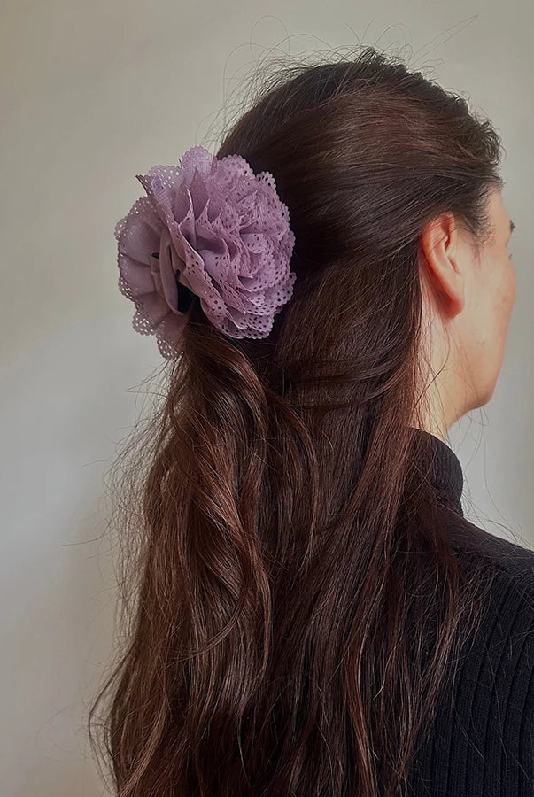 Duża spinka do włosów z dużymi zębami Lace Rose Pico Copenhagen i z materiałową, koronkową różą.