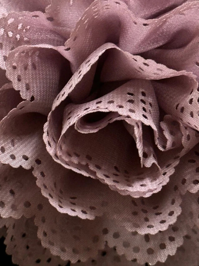 Duża spinka do włosów z dużymi zębami Lace Rose Pico Copenhagen i z materiałową, koronkową różą. 