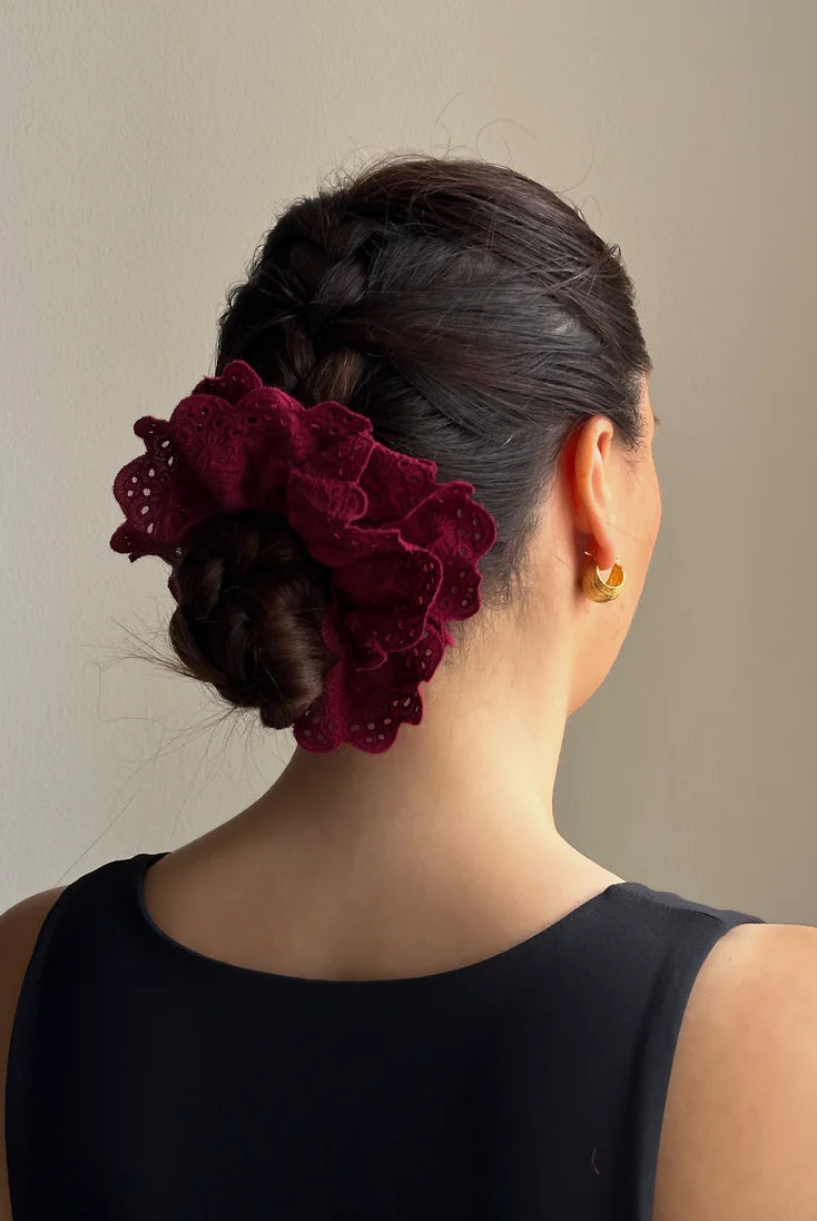 Duża, materiałowa, koronkowa gumka do włosów scrunchie Lace Pico Copenhagen.