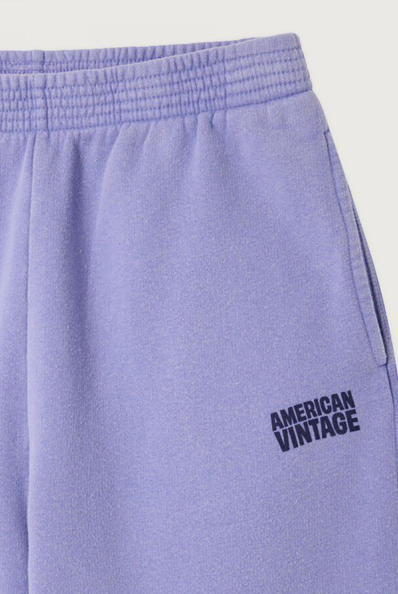Luźne spodnie dresowe PLI05 American Vintage z prostą nogawką i elastycznym pasem ze sznurkiem. Posiadają dwie kieszenie boczne i kontrastujący nadruk z logo. Wykonane z miękkiej bawełny o zwartej strukturze.
-Luźny krój
-Miękka, zwarta bawełna
-Wybierz swój standardowy rozmiar 