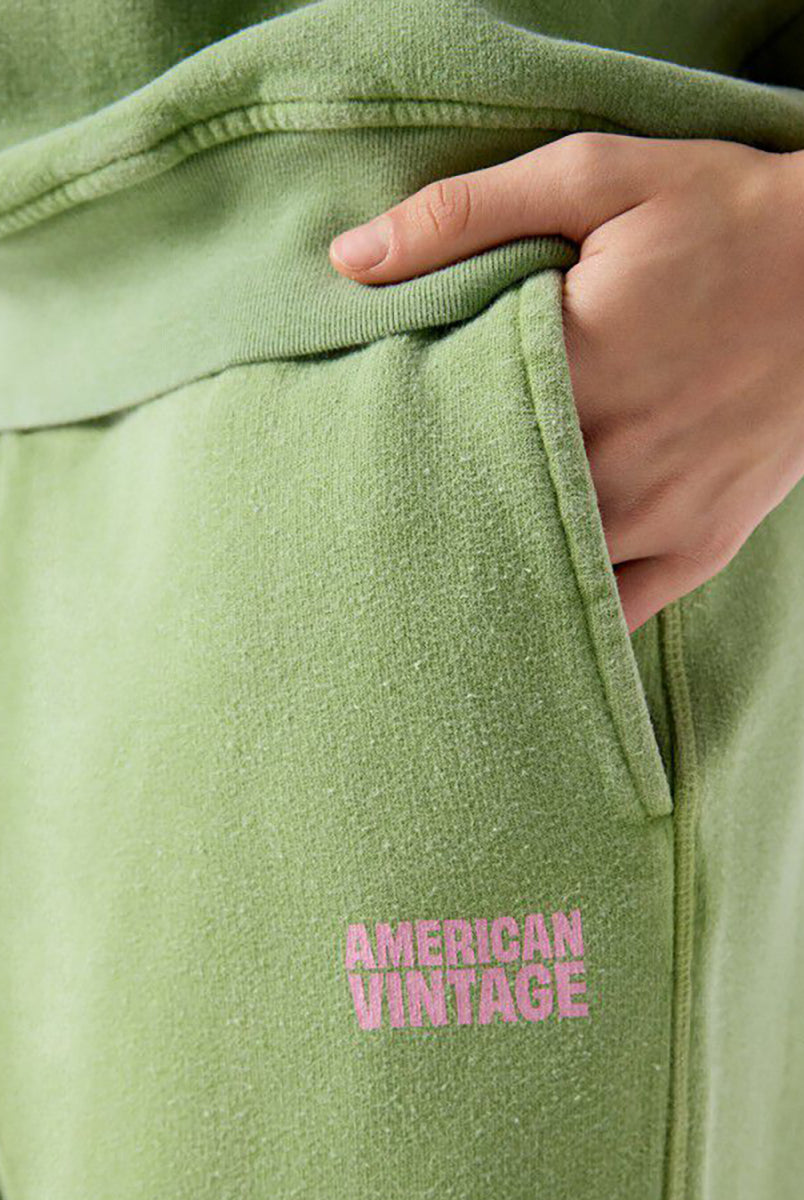 Luźne spodnie dresowe PLI05 American Vintage z prostą nogawką i elastycznym pasem ze sznurkiem. Posiadają dwie kieszenie boczne i kontrastujący nadruk z logo. Wykonane z miękkiej bawełny o zwartej strukturze.
-Luźny krój
-Miękka, zwarta bawełna
-Wybierz swój standardowy rozmiar 