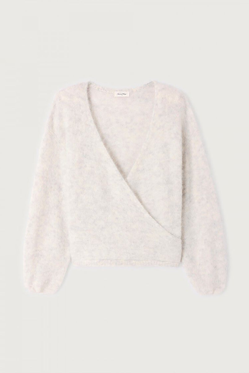 Miękki, krótki sweter NUN18 Polar Melange marki American Vintage z długimi rękawami i głębokim, skrzyżowanym kołnierzem. Wykończony ściągaczami. Wykonany z ciepłej dzianiny z alpaką. Jego kulisty kształt i kopertowy dekolt sprawiają, że jest to kobiecy, a zarazem wygodny element garderoby. Noś go z jeansami, spódnicą lub legginsami. 