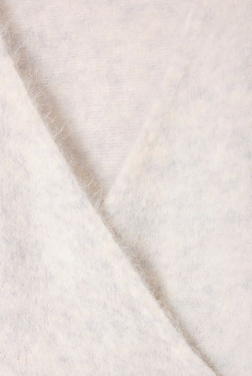 Miękki, krótki sweter NUN18 Polar Melange marki American Vintage z długimi rękawami i głębokim, skrzyżowanym kołnierzem. Wykończony ściągaczami. Wykonany z ciepłej dzianiny z alpaką. Jego kulisty kształt i kopertowy dekolt sprawiają, że jest to kobiecy, a zarazem wygodny element garderoby. Noś go z jeansami, spódnicą lub legginsami. 