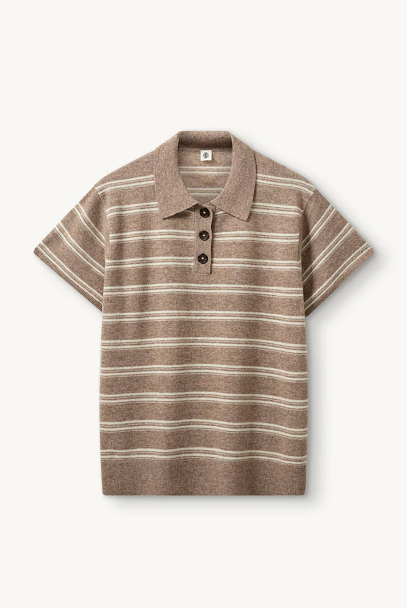 Luźne, dzianinowe polo Como Beige Melange/Cream Stripe w paski, z klasycznym kołnierzykiem zapinanym na trzy guziki. Rękawy i dół zakończone są klasycznymi ściągaczami. Wykonane z tkaniny z wełną i kaszmirem. Krótki rękaw i luźny fason zapewnia przewiewność oraz swobodę ruchów. Zestaw go z ulubionymi jeansami, aby uzyskać klasyczną, modną stylizację.
-Kołnierzyk z guzikami
-Tkanina z wełną i kaszmirem