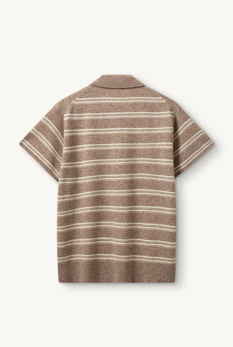 Luźne, dzianinowe polo Como Beige Melange/Cream Stripe w paski, z klasycznym kołnierzykiem zapinanym na trzy guziki. Rękawy i dół zakończone są klasycznymi ściągaczami. Wykonane z tkaniny z wełną i kaszmirem. Krótki rękaw i luźny fason zapewnia przewiewność oraz swobodę ruchów. Zestaw go z ulubionymi jeansami, aby uzyskać klasyczną, modną stylizację.
-Kołnierzyk z guzikami
-Tkanina z wełną i kaszmirem