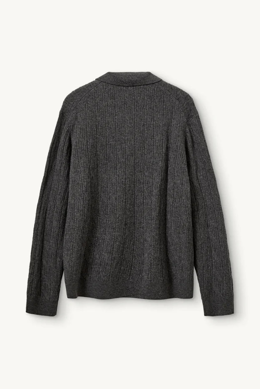 Luźny, miękki, dzianinowy sweter Como Cable Grey Melange w warkoczowy splot z klasycznym kołnierzykiem i długim rękawem. Przy kołnierzyku posiada trzy ciemne, kontrastujące guziki. Wykończony ściągaczami. Wykonany z mieszanki wełny i kaszmiru. Zestaw go z jasnymi jeansami i ulubionymi mokasynami, aby stworzyć idealną, wiosenną stylizację.
-Warkoczykowy splot
-Tkanina z wełną i kaszmirem
-Zamów w swoim standardowym rozmiarze
