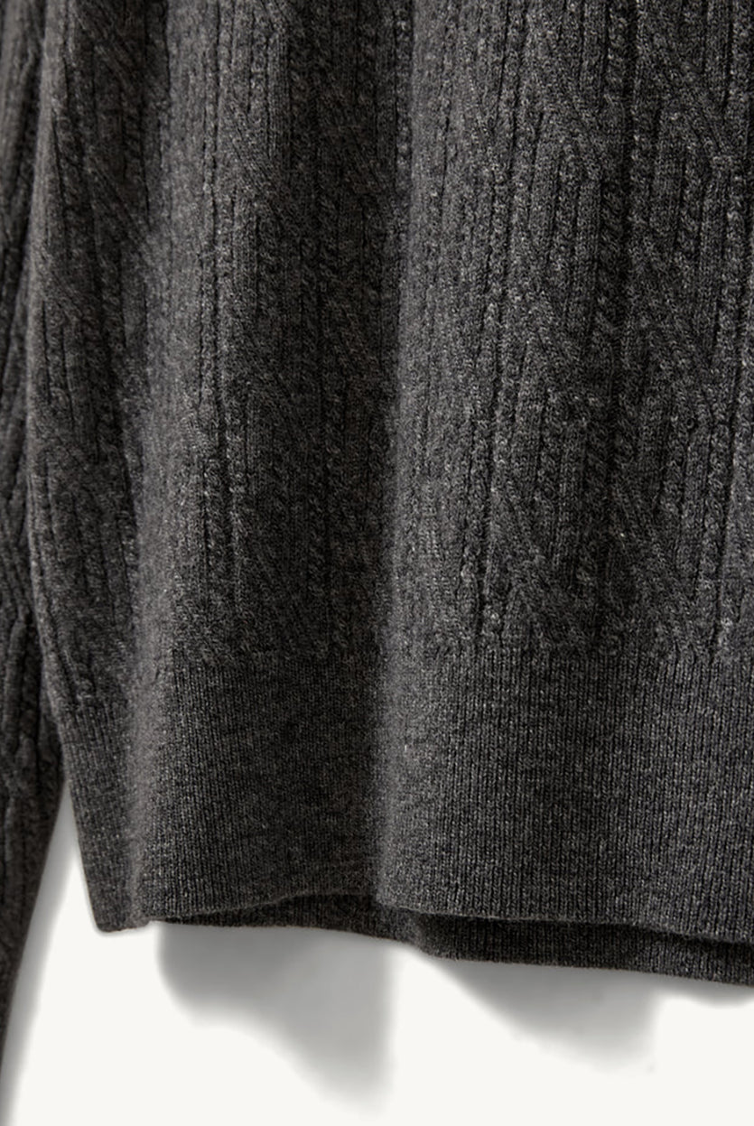 Luźny, miękki, dzianinowy sweter Como Cable Grey Melange w warkoczowy splot z klasycznym kołnierzykiem i długim rękawem. Przy kołnierzyku posiada trzy ciemne, kontrastujące guziki. Wykończony ściągaczami. Wykonany z mieszanki wełny i kaszmiru. Zestaw go z jasnymi jeansami i ulubionymi mokasynami, aby stworzyć idealną, wiosenną stylizację.
-Warkoczykowy splot
-Tkanina z wełną i kaszmirem
-Zamów w swoim standardowym rozmiarze