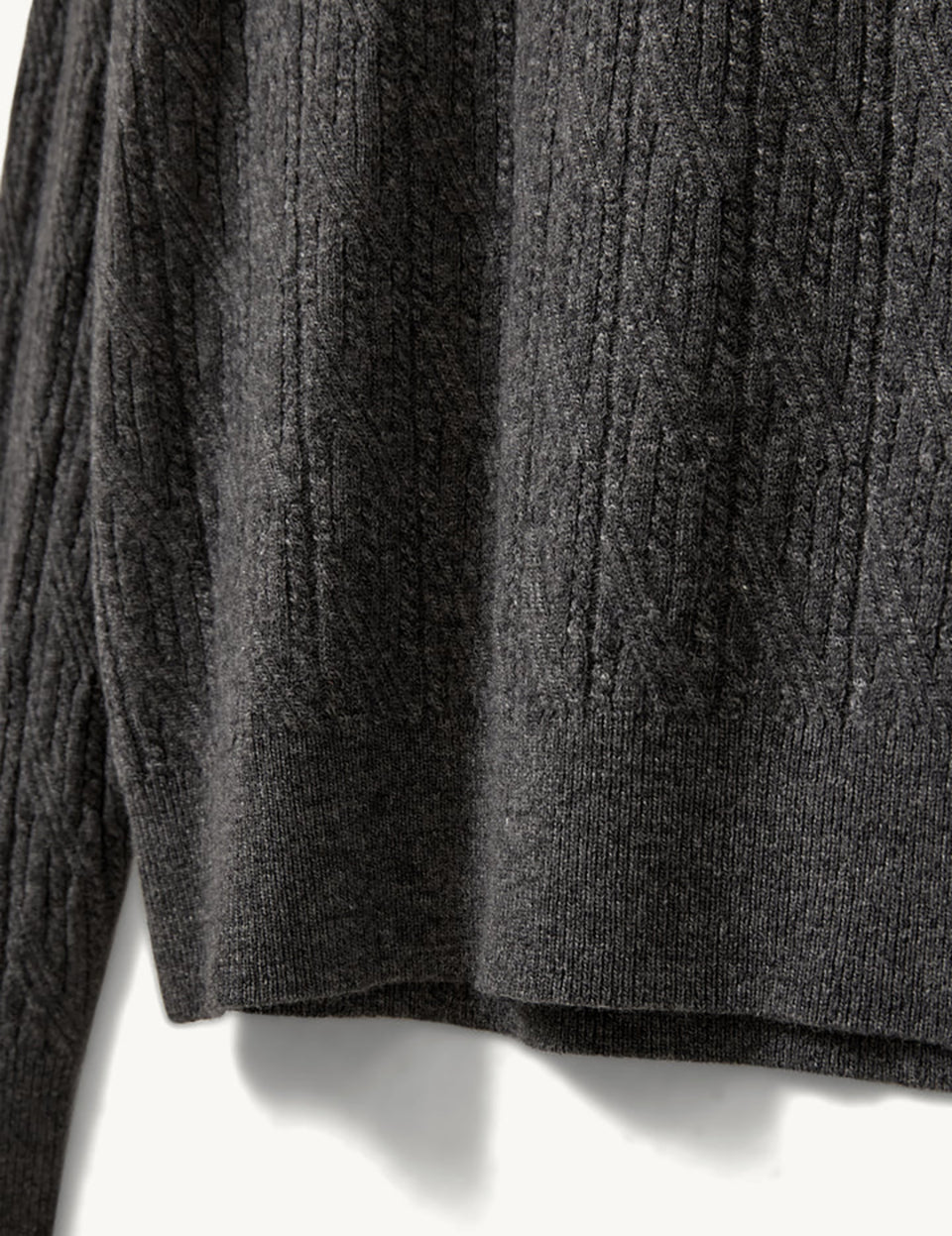 Luźny, miękki, dzianinowy sweter Como Cable Grey Melange w warkoczowy splot z klasycznym kołnierzykiem i długim rękawem. Przy kołnierzyku posiada trzy ciemne, kontrastujące guziki. Wykończony ściągaczami. Wykonany z mieszanki wełny i kaszmiru. Zestaw go z jasnymi jeansami i ulubionymi mokasynami, aby stworzyć idealną, wiosenną stylizację.
-Warkoczykowy splot
-Tkanina z wełną i kaszmirem
-Zamów w swoim standardowym rozmiarze