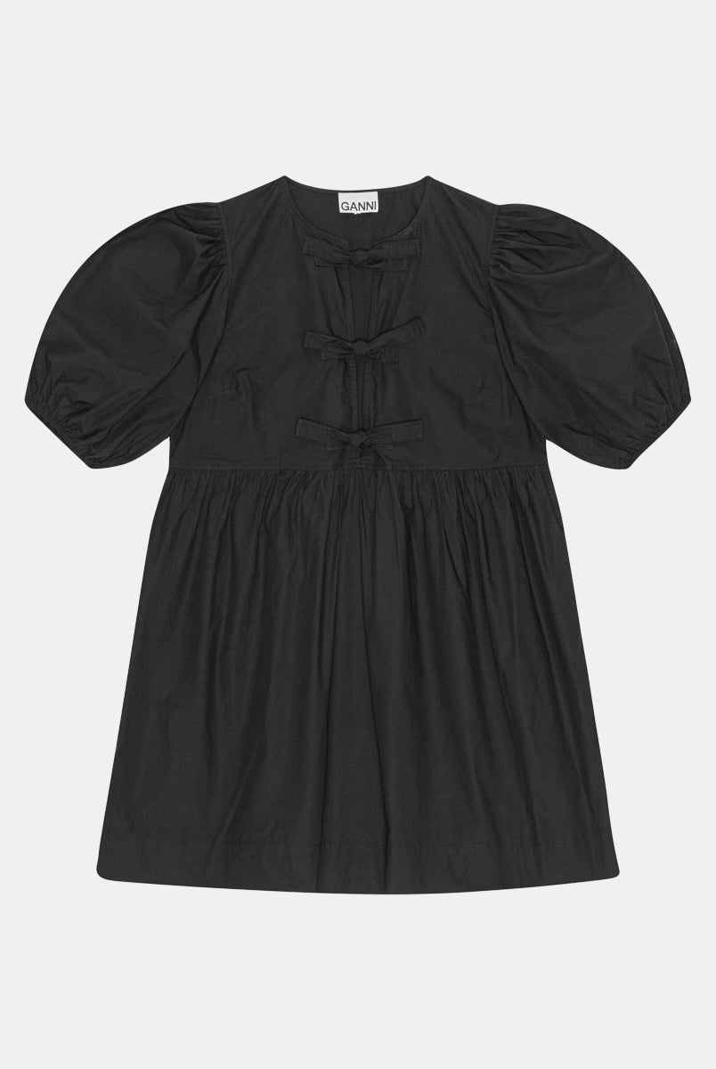 Luźna, czarna sukienka 9005 Poplin Mini Dress Black marki GANNI z okrągłym dekoltem i krótkimi, bufiastymi rękawami, które kończą się nad łokciem. Wiązana z przodu za pomocą sznurków. Odcięta wysoko w talii i rozkloszowana w dół. Wykonana z bawełny organicznej.
-Luźny fason
-100% bawełna organiczna
-Zamów w swoim standardowym rozmiarze