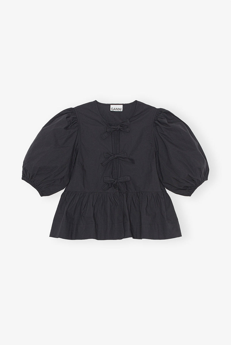 Luźna, czarna bluzka 7364 Cotton Poplin Peplum marki GANNI z okrągłym dekoltem i krótkimi, bufiastymi rękawami o długości do łokcia. Wiązana z przodu za pomocą sznurków. Odcięta wysoko w talii i rozkloszowana u dołu. Wykonana z bawełny organicznej. Idealna do jeansów z wysokim stanem.
-Luźny fason
-100% bawełna organiczna
-Zamów bluzkę w swoim standardowym rozmiarze