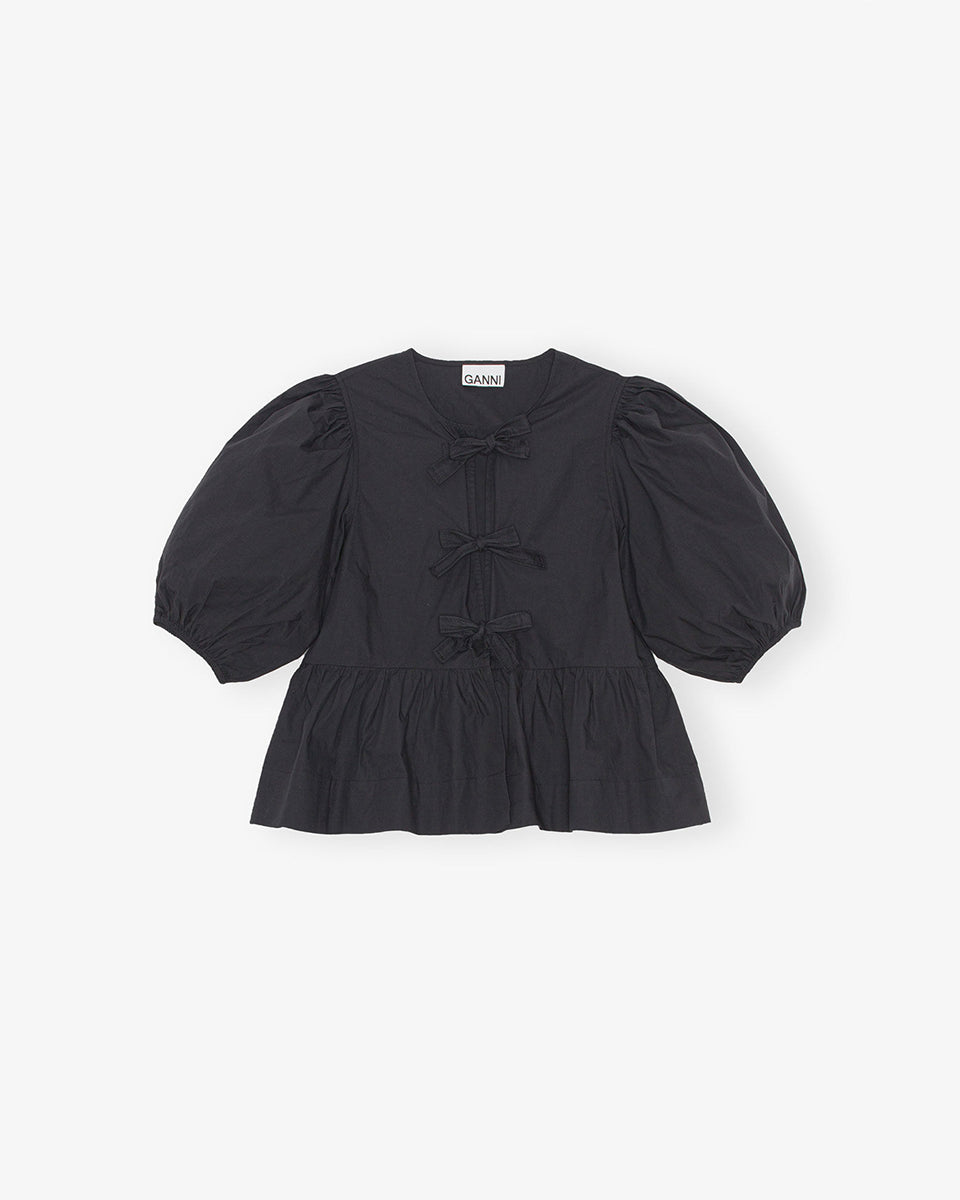 Luźna, czarna bluzka 7364 Cotton Poplin Peplum marki GANNI z okrągłym dekoltem i krótkimi, bufiastymi rękawami o długości do łokcia. Wiązana z przodu za pomocą sznurków. Odcięta wysoko w talii i rozkloszowana u dołu. Wykonana z bawełny organicznej. Idealna do jeansów z wysokim stanem.
-Luźny fason
-100% bawełna organiczna
-Zamów bluzkę w swoim standardowym rozmiarze