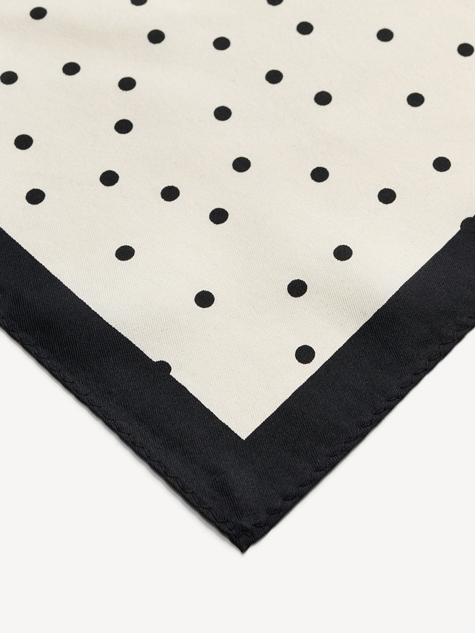 Klasyczna, piękna chusta Poula Black By Malene Birger w ponadczasowy wzór polka dots i kontrastową krawędzią. Wykonana z luksusowego jedwabiu. Zawiąż ją na szyi, nadgarstku lub rączce torebki.