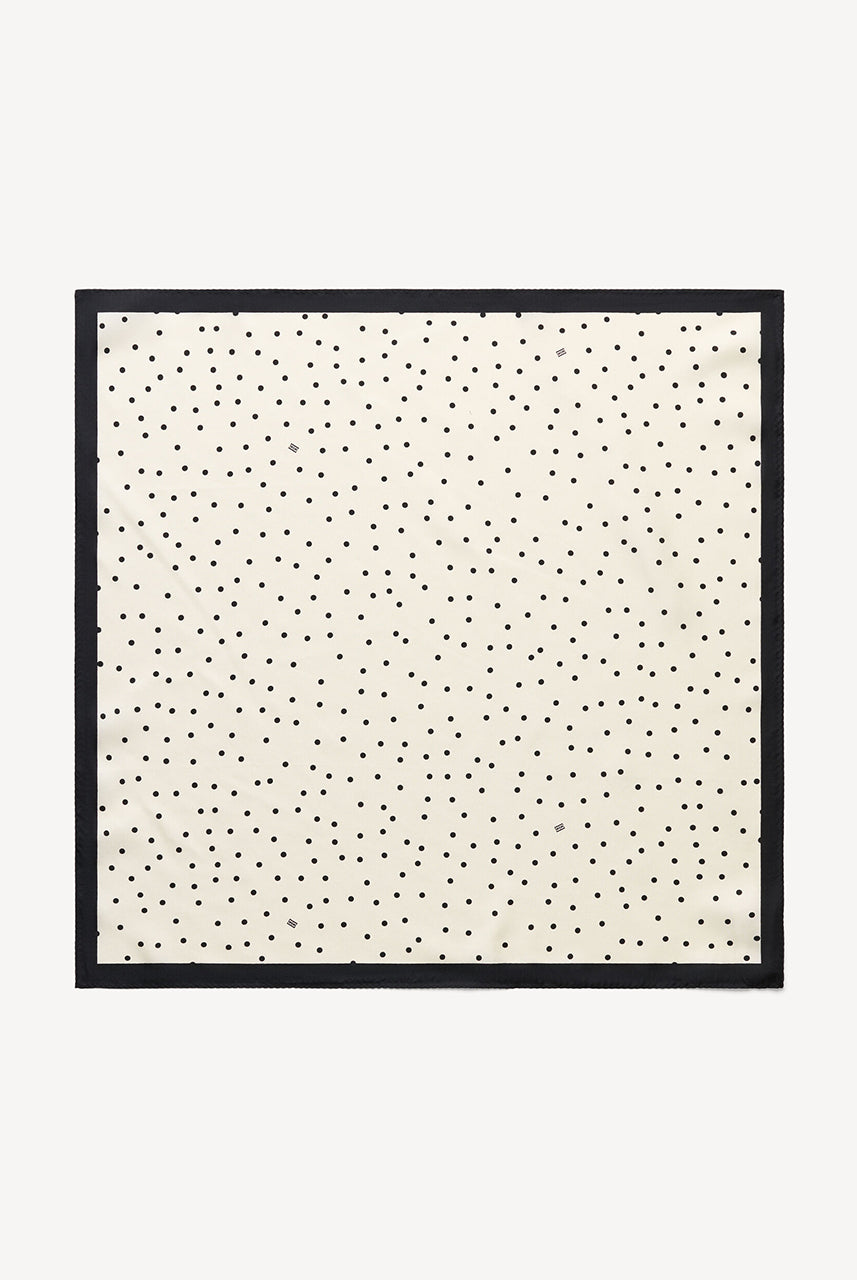 Klasyczna, piękna chusta Poula Black By Malene Birger w ponadczasowy wzór polka dots i kontrastową krawędzią. Wykonana z luksusowego jedwabiu. Zawiąż ją na szyi, nadgarstku lub rączce torebki.