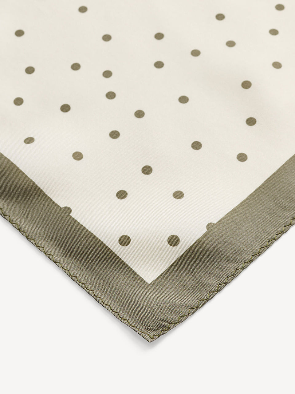 Klasyczna, piękna chusta Poulas Deep Lichen Green By Malene Birger w ponadczasowy wzór polka dots i kontrastową krawędzią. Wykonana z luksusowego jedwabiu. Zawiąż ją na szyi, nadgarstku lub rączce torebki.