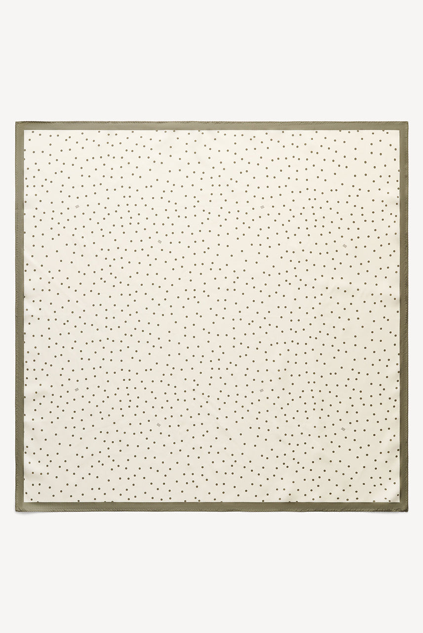 Klasyczna, piękna chusta Poulas Deep Lichen Green By Malene Birger w ponadczasowy wzór polka dots i kontrastową krawędzią. Wykonana z luksusowego jedwabiu. Zawiąż ją na szyi, nadgarstku lub rączce torebki.