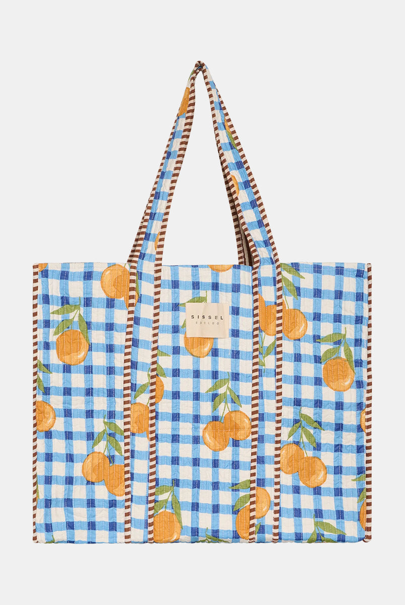 Duża torba typu shopper Pricilla Blue Orange SISSEL EDELBO z ręcznie wykonanym printem i haftem. Wewnątrz posiada płócienną podszewkę i niewielką kieszonkę. Idealna na plażę, weekendowy wyjazd czy zakupy na targu. 