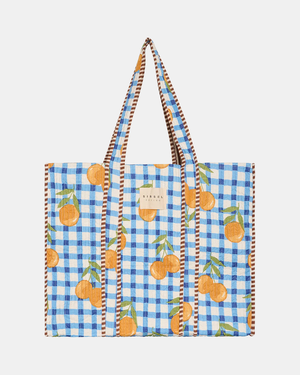 Duża torba typu shopper Pricilla Blue Orange SISSEL EDELBO z ręcznie wykonanym printem i haftem. Wewnątrz posiada płócienną podszewkę i niewielką kieszonkę. Idealna na plażę, weekendowy wyjazd czy zakupy na targu. 