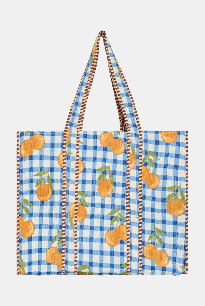Duża torba typu shopper Pricilla Blue Orange SISSEL EDELBO z ręcznie wykonanym printem i haftem. Wewnątrz posiada płócienną podszewkę i niewielką kieszonkę. Idealna na plażę, weekendowy wyjazd czy zakupy na targu. 