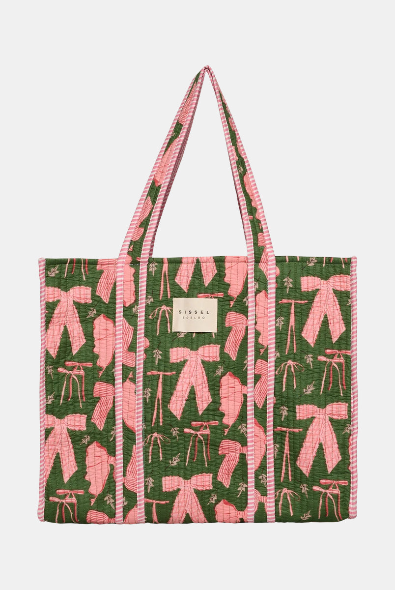 Duża torba typu shopper Pricilla Ribbon Pink SISSEL EDELBO z ręcznie wykonanym printem i haftem. Wewnątrz posiada płócienną podszewkę i niewielką kieszonkę. Idealna na plażę, weekendowy wyjazd czy zakupy na targu. 