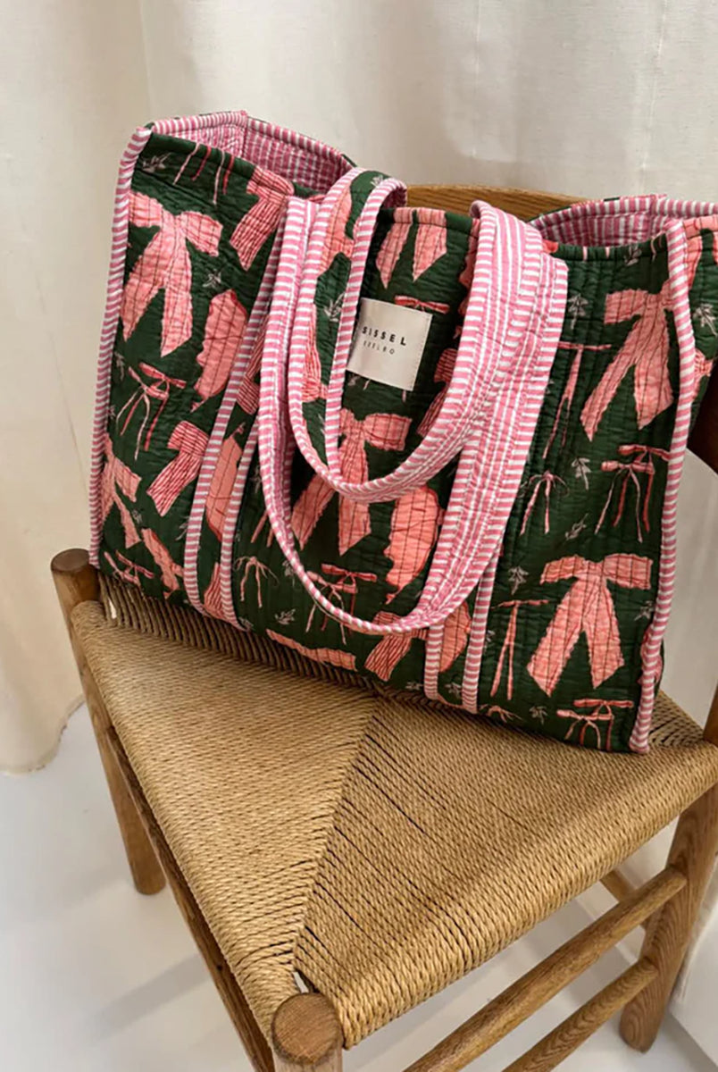 Duża torba typu shopper Pricilla Ribbon Pink SISSEL EDELBO z ręcznie wykonanym printem i haftem. Wewnątrz posiada płócienną podszewkę i niewielką kieszonkę. Idealna na plażę, weekendowy wyjazd czy zakupy na targu. 