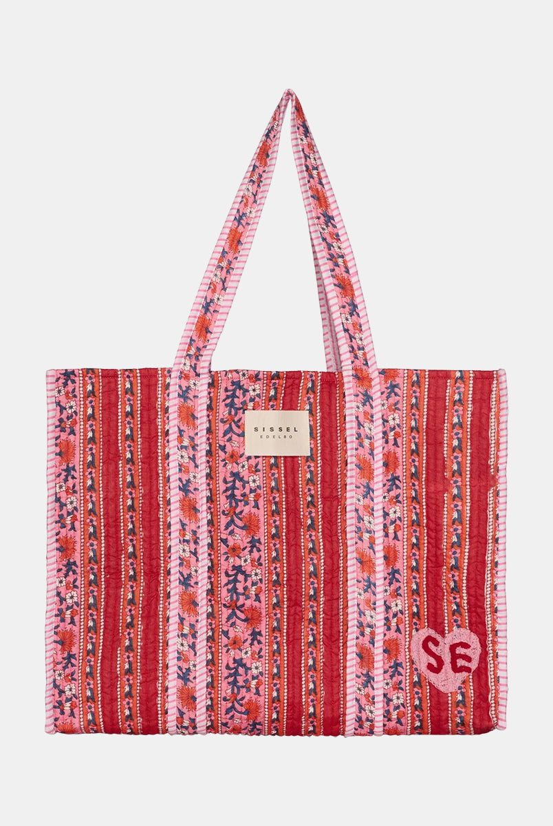 Duża torba typu shopper Pricilla Lavender Bloom SISSEL EDELBO z ręcznie wykonanym, kwiatowym printem i haftem. Wewnątrz posiada płócienną podszewkę i niewielką kieszonkę. Idealna na plażę, weekendowy wyjazd czy zakupy na targu. 