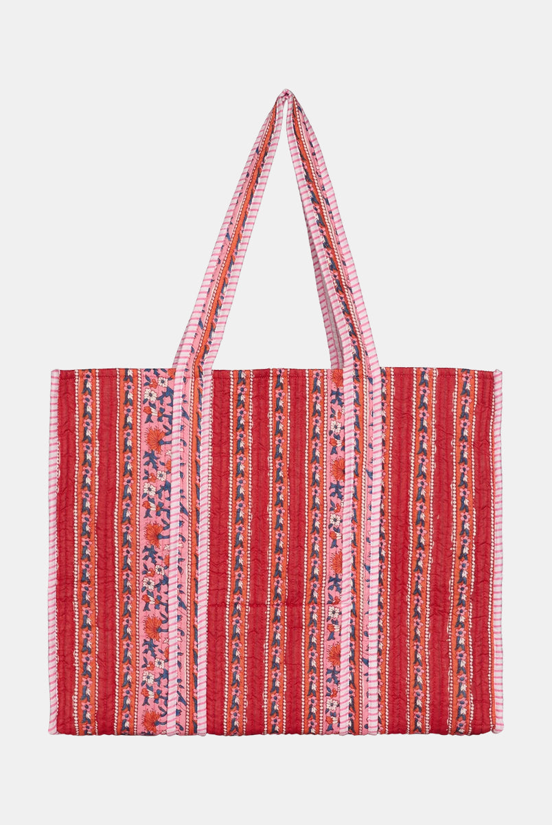Duża torba typu shopper Pricilla Lavender Bloom SISSEL EDELBO z ręcznie wykonanym, kwiatowym printem i haftem. Wewnątrz posiada płócienną podszewkę i niewielką kieszonkę. Idealna na plażę, weekendowy wyjazd czy zakupy na targu. 
