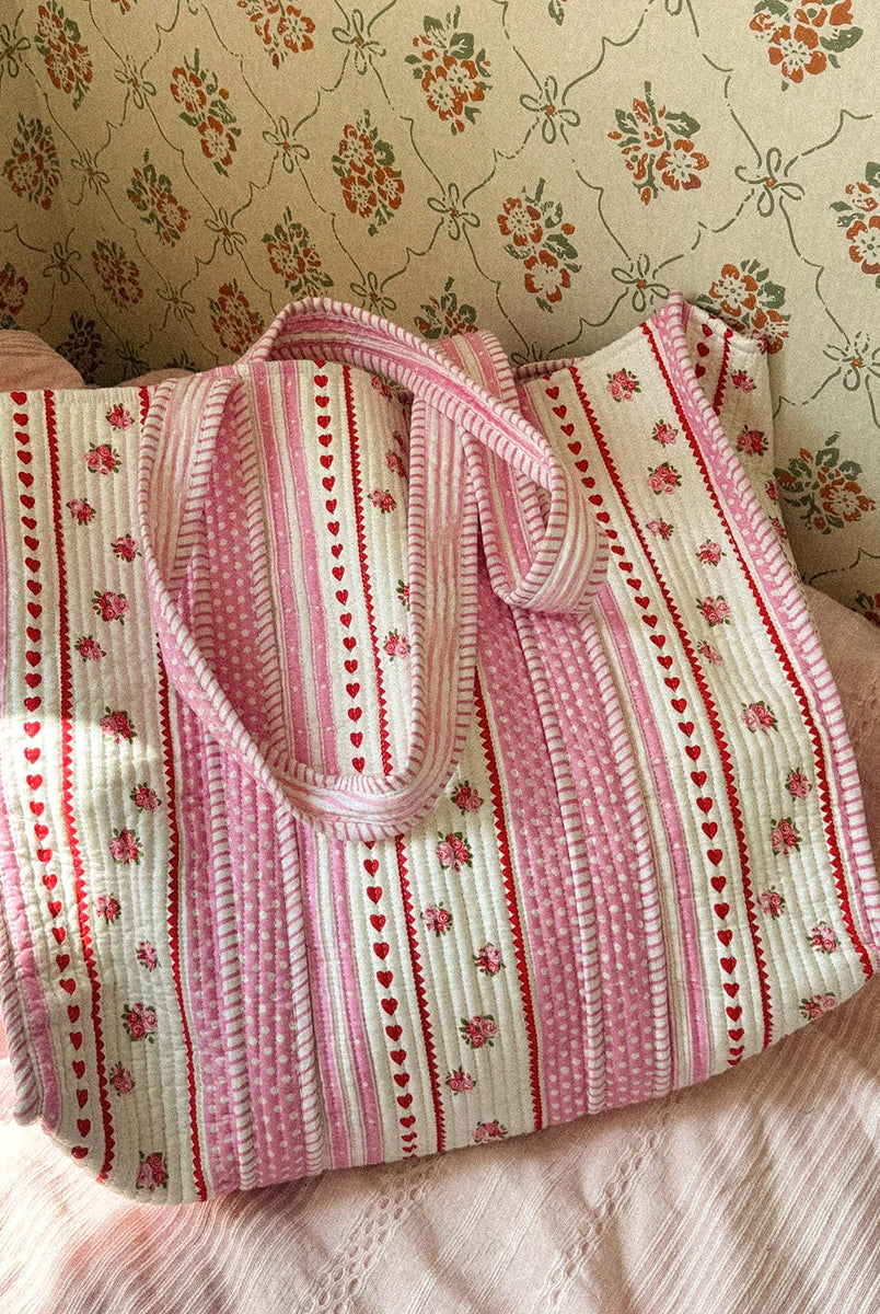 Duża torba typu shopper Pricilla Rose SISSEL EDELBO z ręcznie wykonanym printem i haftem. Wewnątrz posiada płócienną podszewkę i niewielką kieszonkę. Idealna na plażę, weekendowy wyjazd czy zakupy na targu. 