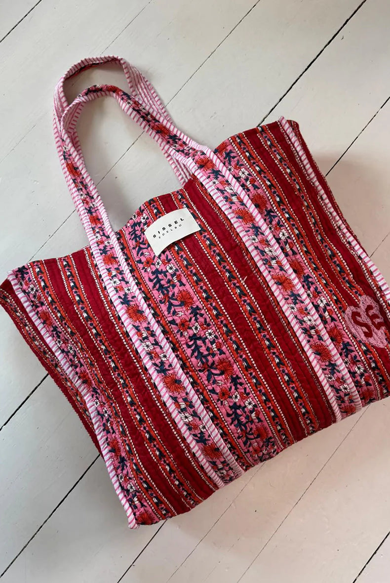 Duża torba typu shopper Pricilla Lavender Bloom SISSEL EDELBO z ręcznie wykonanym, kwiatowym printem i haftem. Wewnątrz posiada płócienną podszewkę i niewielką kieszonkę. Idealna na plażę, weekendowy wyjazd czy zakupy na targu. 