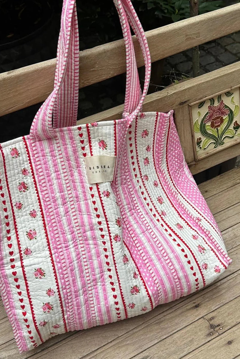 Duża torba typu shopper Pricilla Rose SISSEL EDELBO z ręcznie wykonanym printem i haftem. Wewnątrz posiada płócienną podszewkę i niewielką kieszonkę. Idealna na plażę, weekendowy wyjazd czy zakupy na targu. 