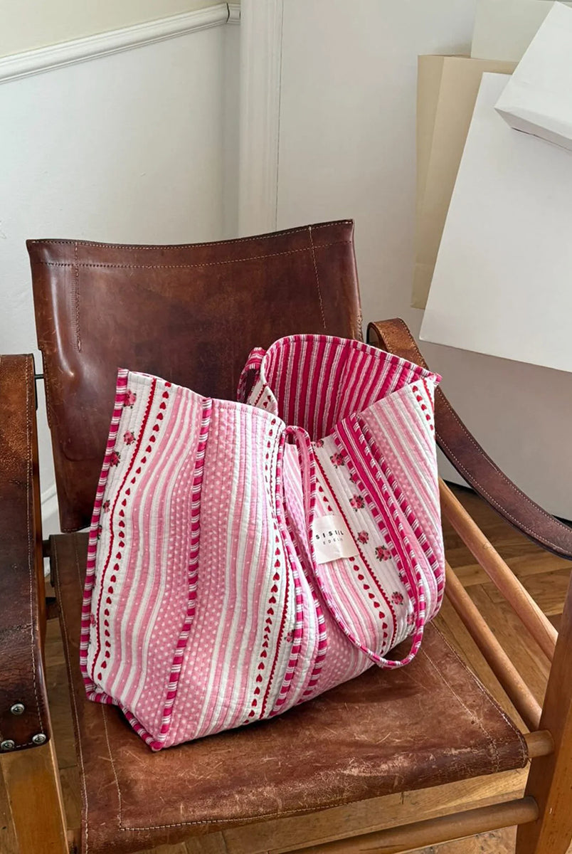 Duża torba typu shopper Pricilla Rose SISSEL EDELBO z ręcznie wykonanym printem i haftem. Wewnątrz posiada płócienną podszewkę i niewielką kieszonkę. Idealna na plażę, weekendowy wyjazd czy zakupy na targu. 