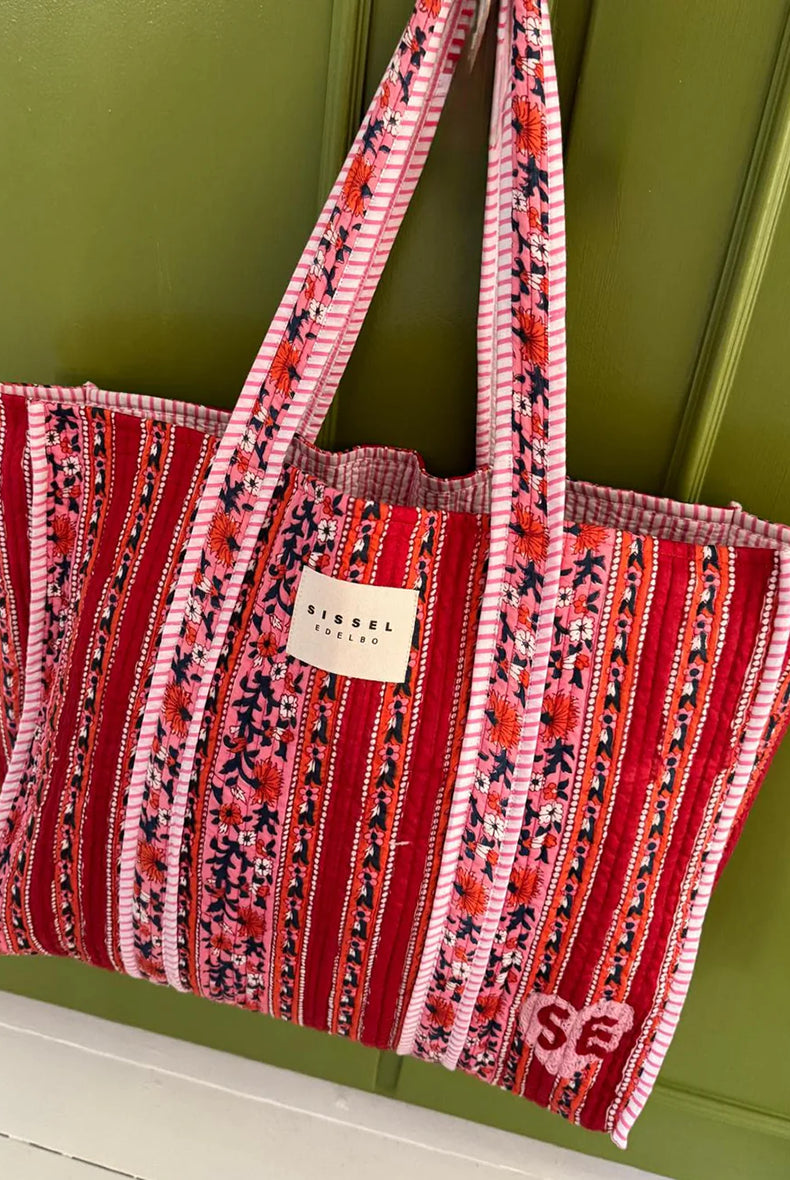 Duża torba typu shopper Pricilla Lavender Bloom SISSEL EDELBO z ręcznie wykonanym, kwiatowym printem i haftem. Wewnątrz posiada płócienną podszewkę i niewielką kieszonkę. Idealna na plażę, weekendowy wyjazd czy zakupy na targu. 