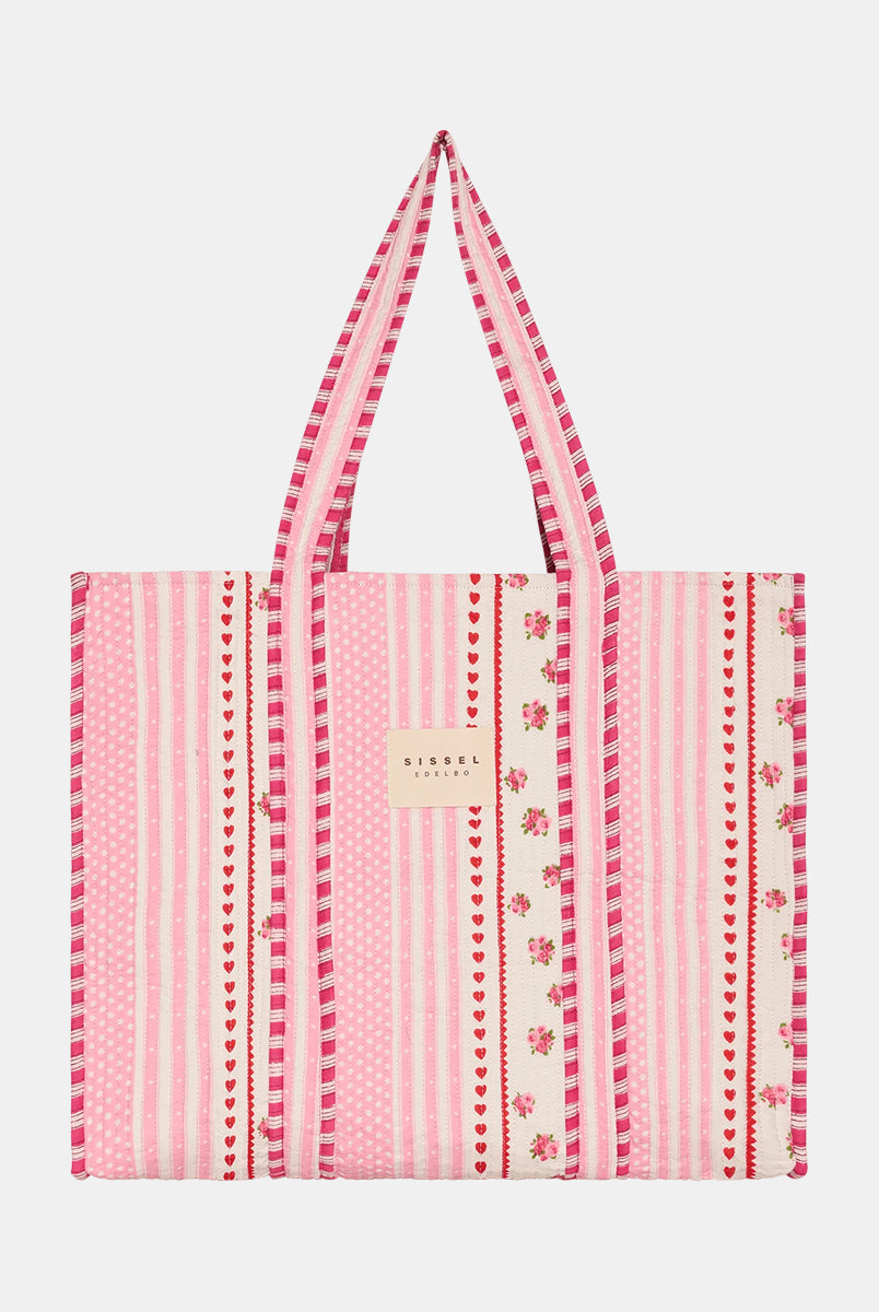 Duża torba typu shopper Pricilla Rose SISSEL EDELBO z ręcznie wykonanym printem i haftem. Wewnątrz posiada płócienną podszewkę i niewielką kieszonkę. Idealna na plażę, weekendowy wyjazd czy zakupy na targu. 