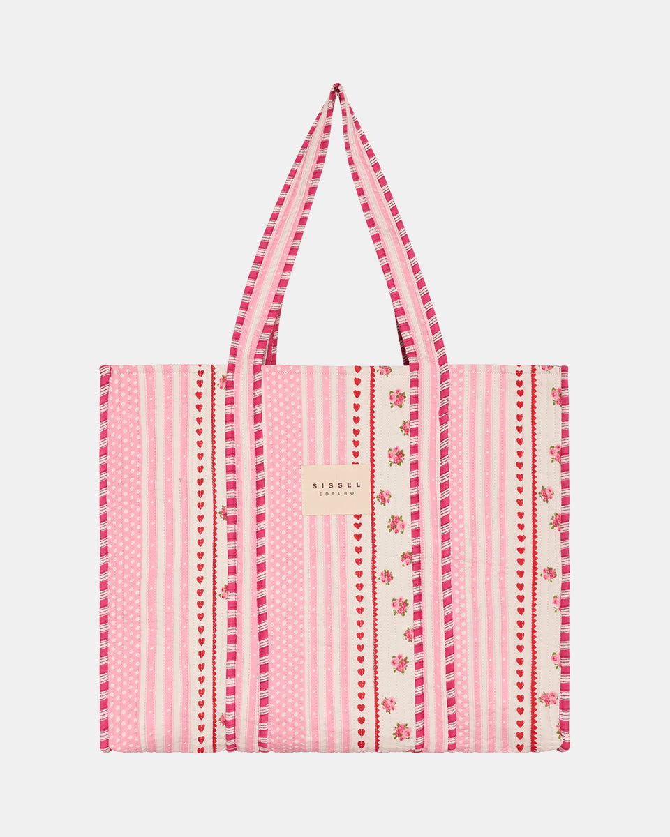Duża torba typu shopper Pricilla Rose SISSEL EDELBO z ręcznie wykonanym printem i haftem. Wewnątrz posiada płócienną podszewkę i niewielką kieszonkę. Idealna na plażę, weekendowy wyjazd czy zakupy na targu. 