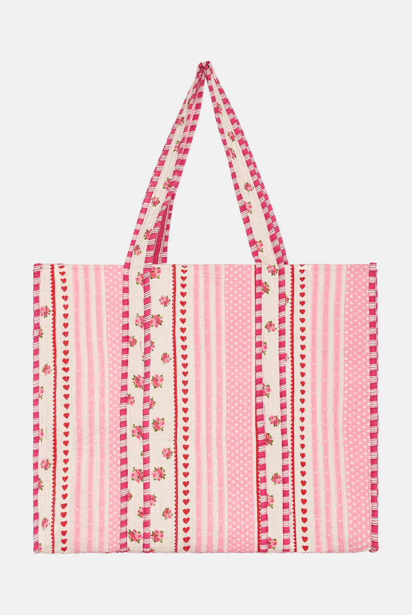 Duża torba typu shopper Pricilla Rose SISSEL EDELBO z ręcznie wykonanym printem i haftem. Wewnątrz posiada płócienną podszewkę i niewielką kieszonkę. Idealna na plażę, weekendowy wyjazd czy zakupy na targu. 