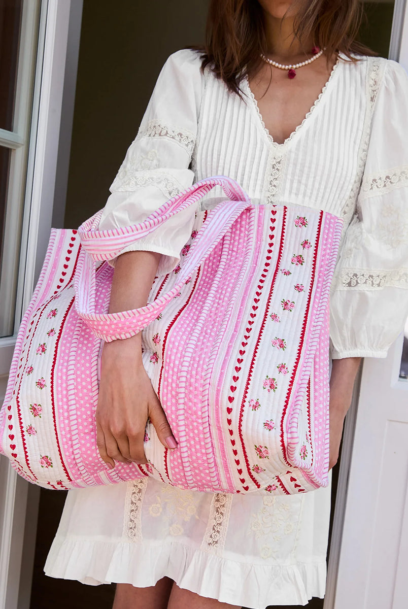 Duża torba typu shopper Pricilla Rose SISSEL EDELBO z ręcznie wykonanym printem i haftem. Wewnątrz posiada płócienną podszewkę i niewielką kieszonkę. Idealna na plażę, weekendowy wyjazd czy zakupy na targu. 