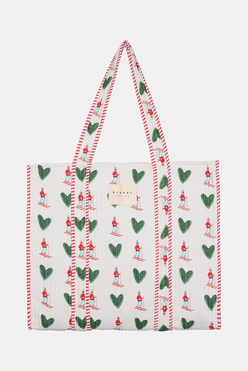 Duża torba typu shopper Pricilla Ski Resort SISSEL EDELBO z ręcznie wykonanym printem i haftem. Wewnątrz posiada płócienną podszewkę i niewielką kieszonkę. Idealna na plażę, weekendowy wyjazd czy zakupy na targu. 