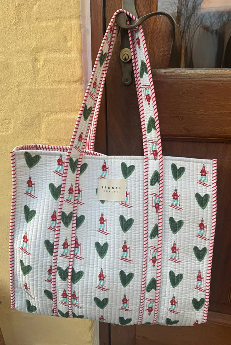 Duża torba typu shopper Pricilla Ski Resort SISSEL EDELBO z ręcznie wykonanym printem i haftem. Wewnątrz posiada płócienną podszewkę i niewielką kieszonkę. Idealna na plażę, weekendowy wyjazd czy zakupy na targu. 
