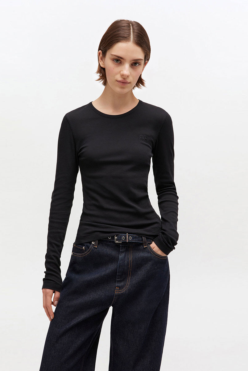 Dopasowany, czarny longsleeve 4313 Rib Black marki GANNI z okrągłym dekoltem i długimi rękawami. Na lewej piersi posiada wyhaftowane, małe logo marki. Wykonany z bawełny organicznej.
-Dopasowany krój
-Bawełna organiczna
-Zamów w swoim standardowym rozmiarze