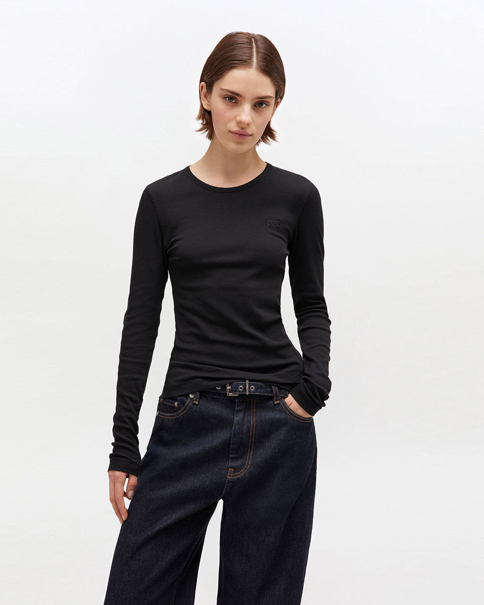 Dopasowany, czarny longsleeve 4313 Rib Black marki GANNI z okrągłym dekoltem i długimi rękawami. Na lewej piersi posiada wyhaftowane, małe logo marki. Wykonany z bawełny organicznej.
-Dopasowany krój
-Bawełna organiczna
-Zamów w swoim standardowym rozmiarze