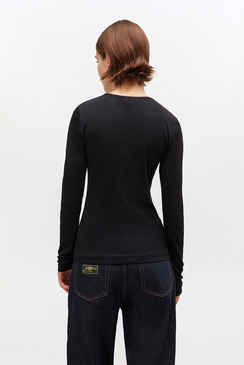 Dopasowany, czarny longsleeve 4313 Rib Black marki GANNI z okrągłym dekoltem i długimi rękawami. Na lewej piersi posiada wyhaftowane, małe logo marki. Wykonany z bawełny organicznej.
-Dopasowany krój
-Bawełna organiczna
-Zamów w swoim standardowym rozmiarze
