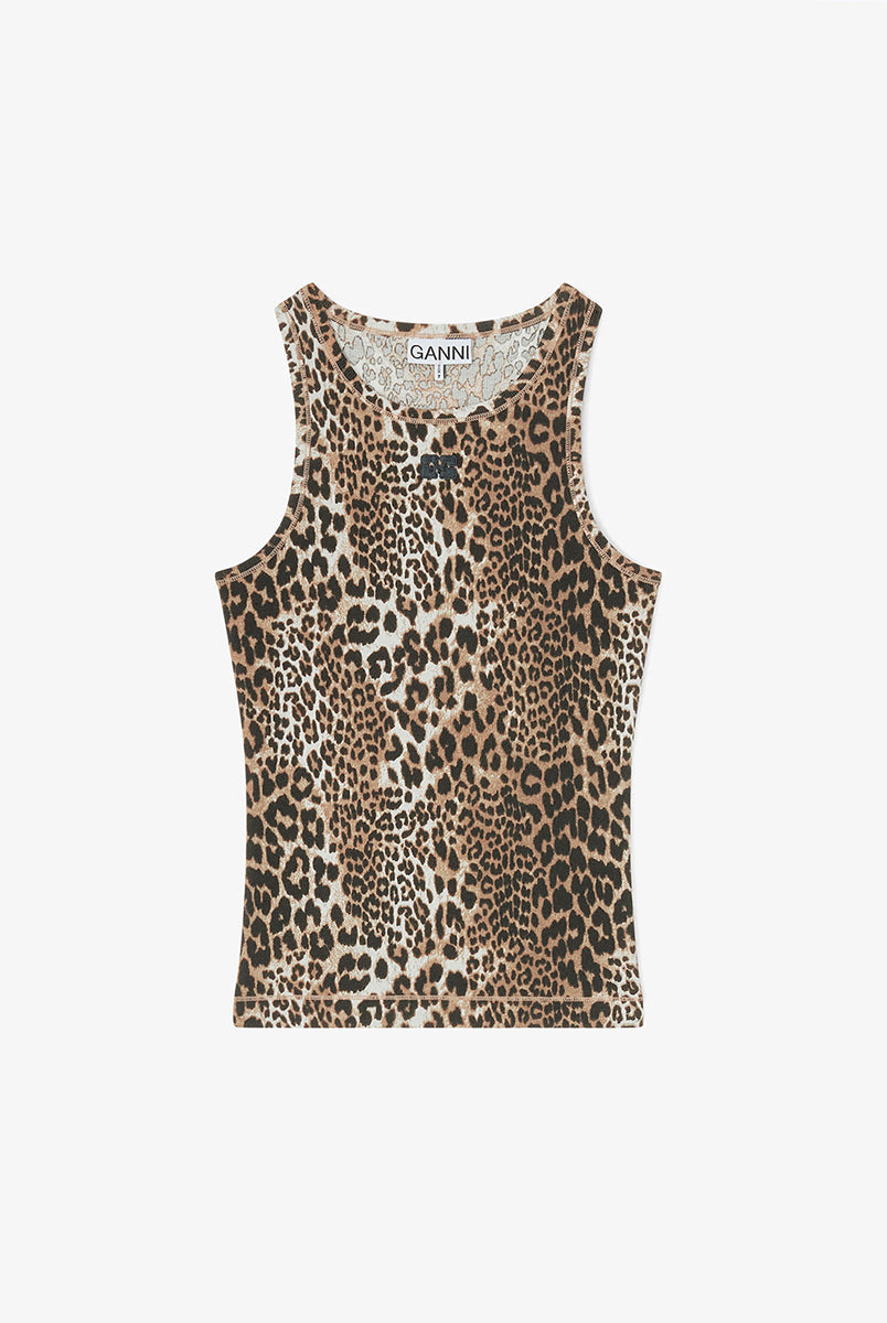 Przylegający tank top w panterkowy print Soft Cotton Rib GANNI z okrągłym dekoltem pod szyję. Wykonany z miękkiej, rozciągliwej tkaniny z bawełną. Na przodzie posiada czarne, wyhaftowane logo marki. Połącz go z jeansami, luźnymi szortami, rozkloszowaną spódnicą lub wykorzystaj top do warstwowych stylizacji.
- Przylegający do ciała fason
- Przyjemna w dotyku, delikatnie elastyczna tkanina
- Zamów top w swoim standardowym rozmiarze