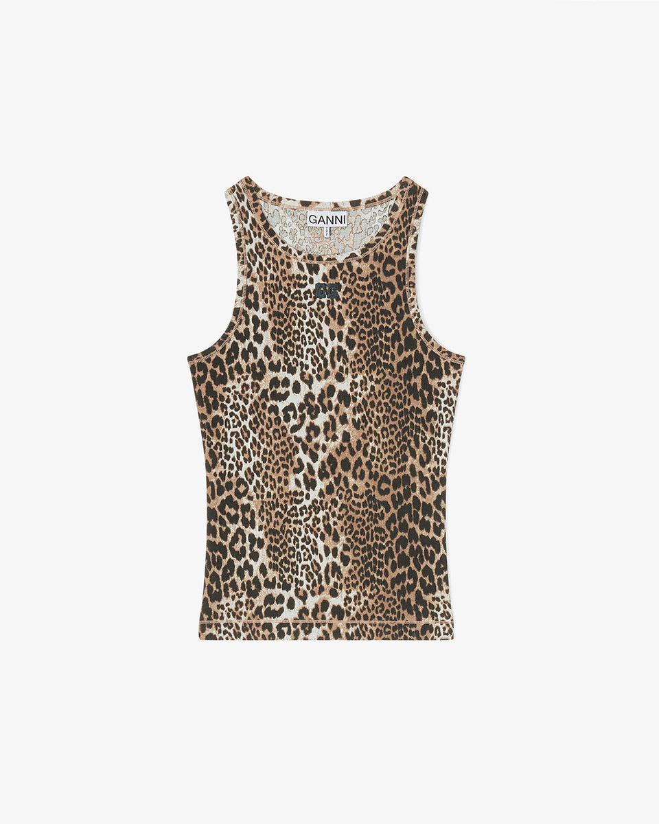 Przylegający tank top w panterkowy print Soft Cotton Rib GANNI z okrągłym dekoltem pod szyję. Wykonany z miękkiej, rozciągliwej tkaniny z bawełną. Na przodzie posiada czarne, wyhaftowane logo marki. Połącz go z jeansami, luźnymi szortami, rozkloszowaną spódnicą lub wykorzystaj top do warstwowych stylizacji.
- Przylegający do ciała fason
- Przyjemna w dotyku, delikatnie elastyczna tkanina
- Zamów top w swoim standardowym rozmiarze