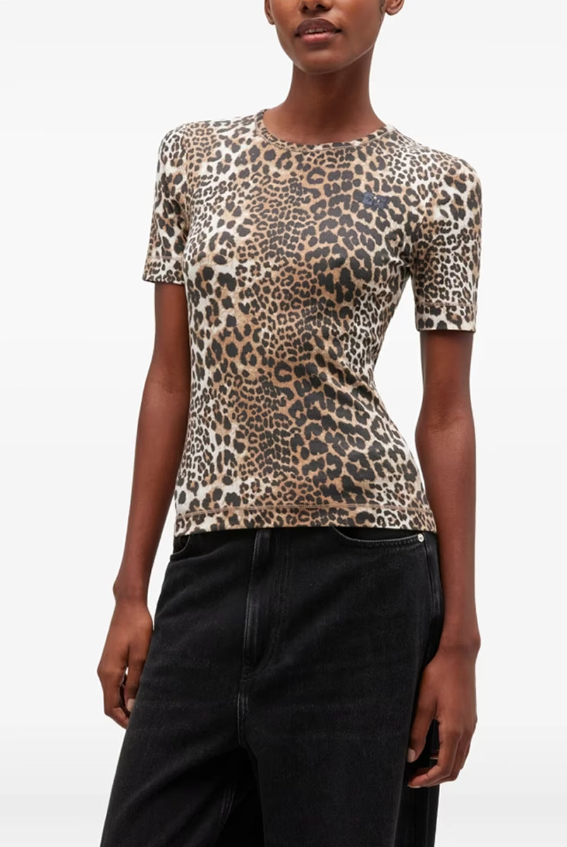 Klasyczny, dopasowany T-shirt Soft Cotton Rib Print Leopard marki GANNI w wyrazisty print w panterkę. Ma okrągły dekolt i krótkie, dopasowane rękawy. Na lewej piersi posiada subtelne logo marki. Wykonany z miękkiej tkaniny z bawełny organicznej i elastanu.
-Dopasowany krój
-Panterkowy print
-Zamów t-shirt w swoim standardowym rozmiarze