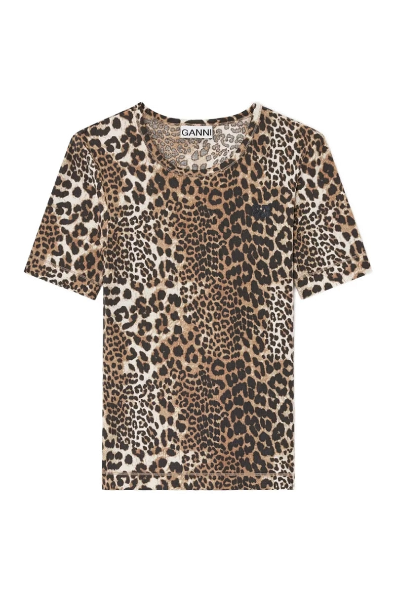 Klasyczny, dopasowany T-shirt Soft Cotton Rib Print Leopard marki GANNI w wyrazisty print w panterkę. Ma okrągły dekolt i krótkie, dopasowane rękawy. Na lewej piersi posiada subtelne logo marki. Wykonany z miękkiej tkaniny z bawełny organicznej i elastanu.
-Dopasowany krój
-Panterkowy print
-Zamów t-shirt w swoim standardowym rozmiarze