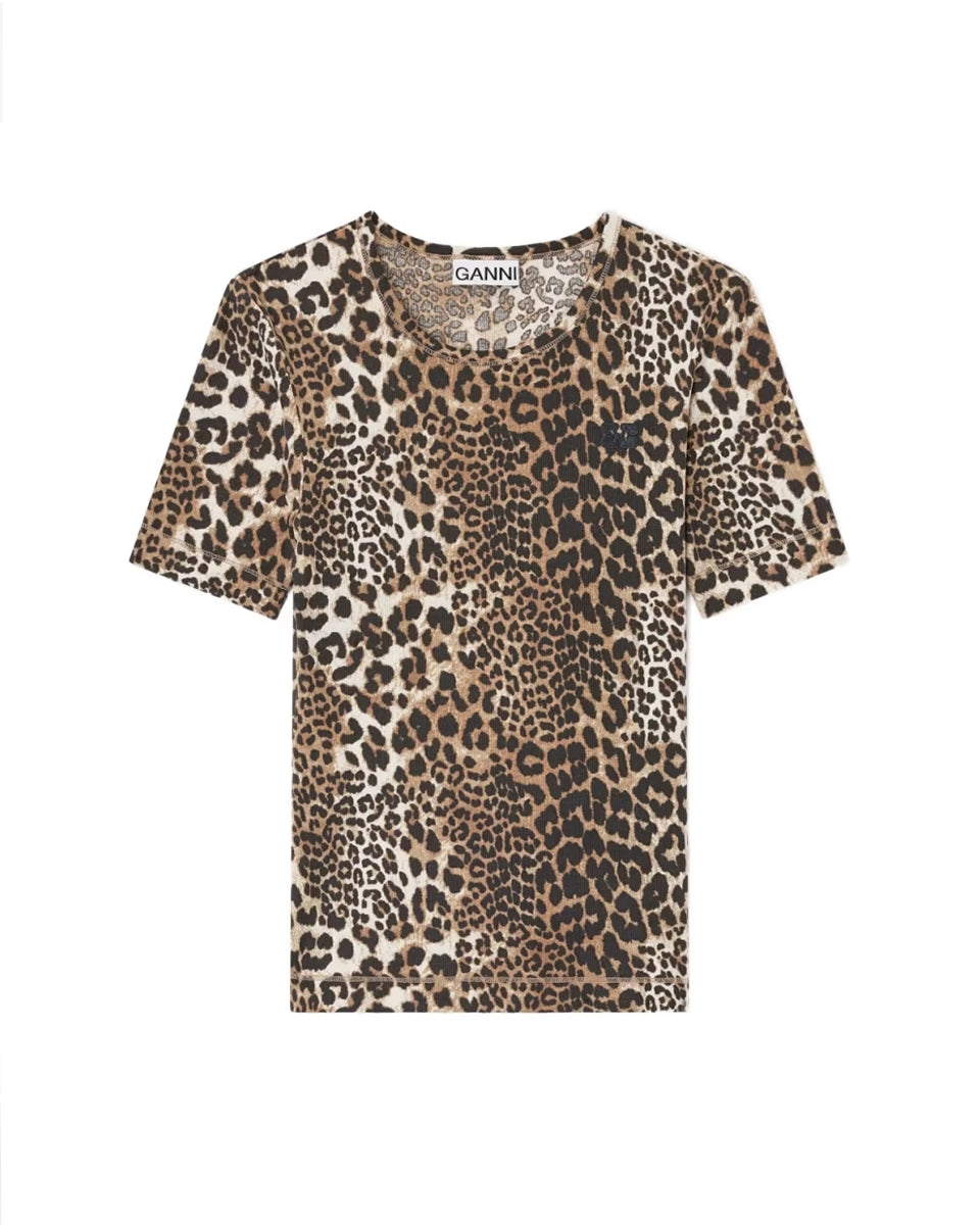 Klasyczny, dopasowany T-shirt Soft Cotton Rib Print Leopard marki GANNI w wyrazisty print w panterkę. Ma okrągły dekolt i krótkie, dopasowane rękawy. Na lewej piersi posiada subtelne logo marki. Wykonany z miękkiej tkaniny z bawełny organicznej i elastanu.
-Dopasowany krój
-Panterkowy print
-Zamów t-shirt w swoim standardowym rozmiarze