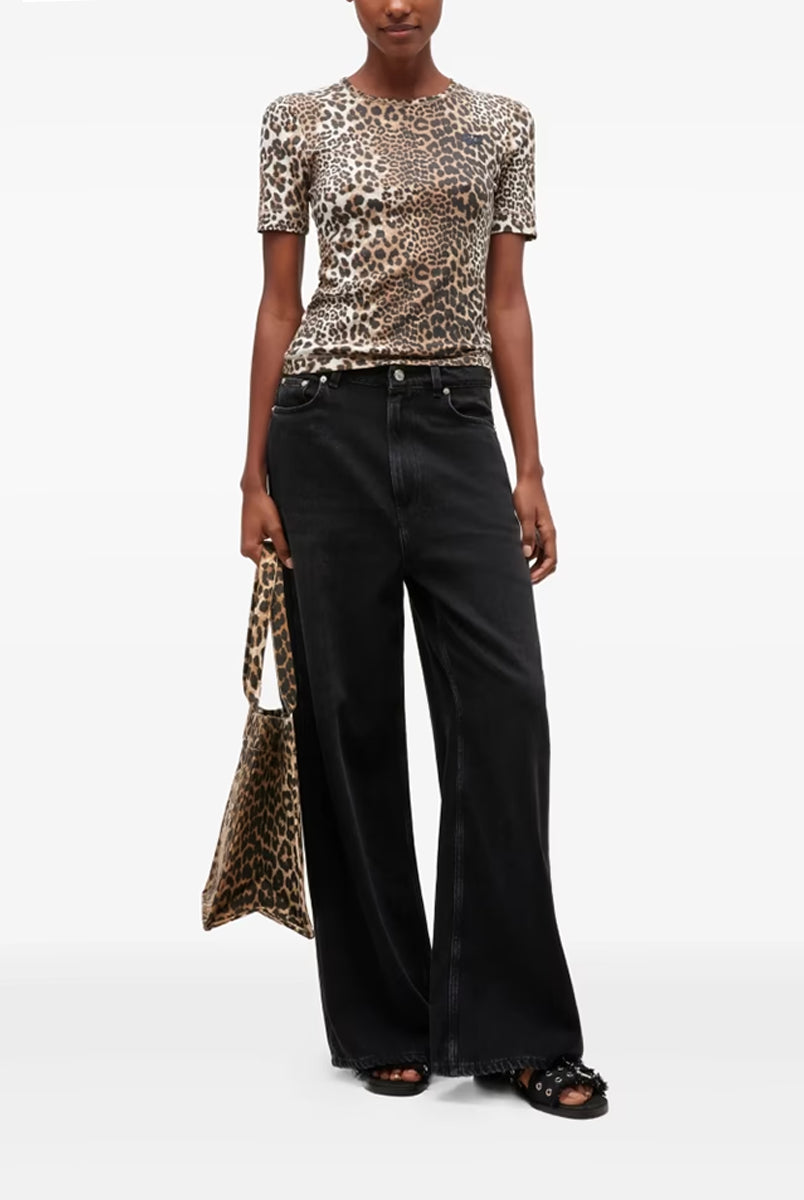Klasyczny, dopasowany T-shirt Soft Cotton Rib Print Leopard marki GANNI w wyrazisty print w panterkę. Ma okrągły dekolt i krótkie, dopasowane rękawy. Na lewej piersi posiada subtelne logo marki. Wykonany z miękkiej tkaniny z bawełny organicznej i elastanu.
-Dopasowany krój
-Panterkowy print
-Zamów t-shirt w swoim standardowym rozmiarze