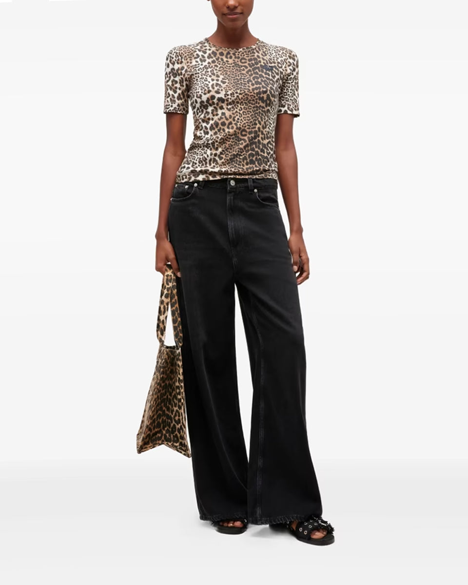 Klasyczny, dopasowany T-shirt Soft Cotton Rib Print Leopard marki GANNI w wyrazisty print w panterkę. Ma okrągły dekolt i krótkie, dopasowane rękawy. Na lewej piersi posiada subtelne logo marki. Wykonany z miękkiej tkaniny z bawełny organicznej i elastanu.
-Dopasowany krój
-Panterkowy print
-Zamów t-shirt w swoim standardowym rozmiarze