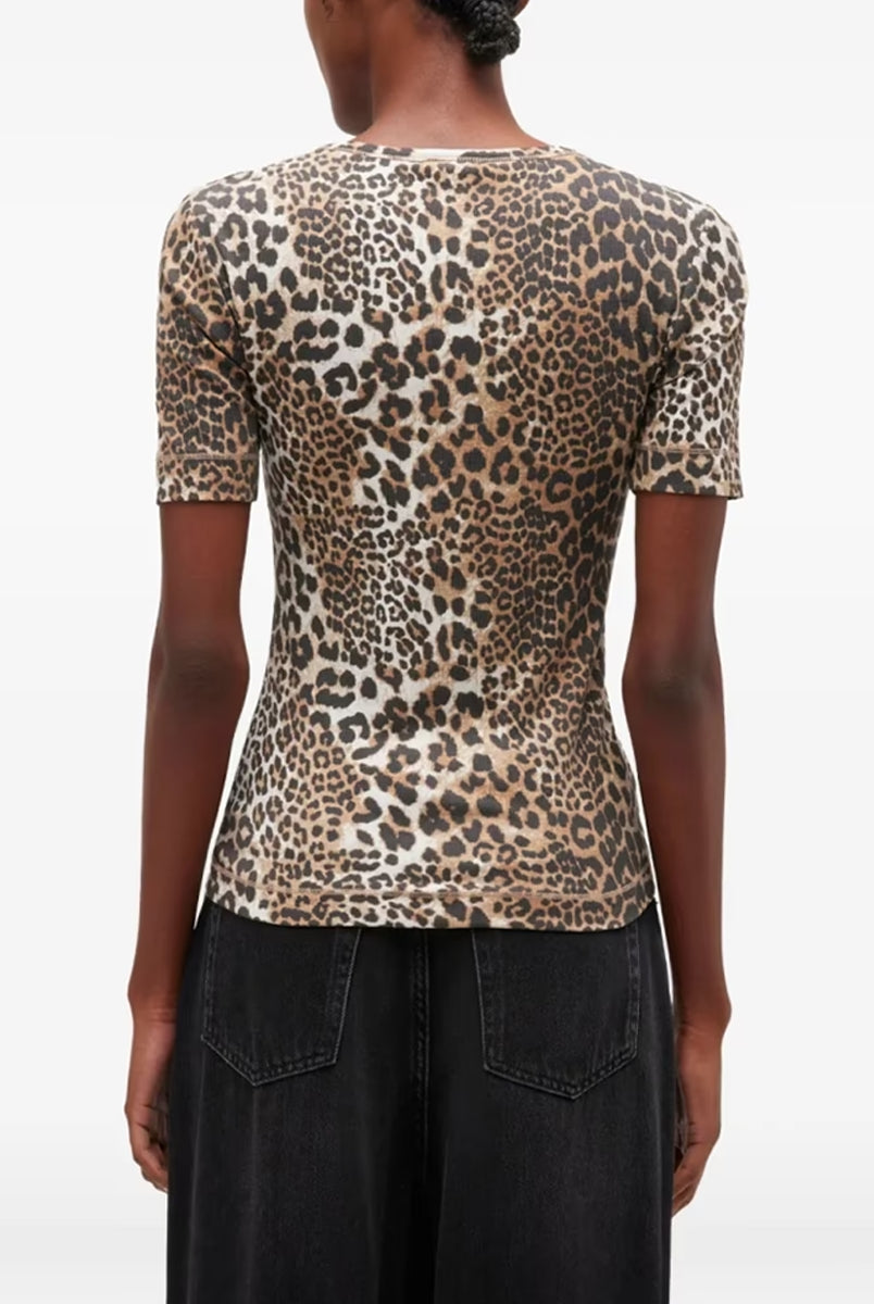 Klasyczny, dopasowany T-shirt Soft Cotton Rib Print Leopard marki GANNI w wyrazisty print w panterkę. Ma okrągły dekolt i krótkie, dopasowane rękawy. Na lewej piersi posiada subtelne logo marki. Wykonany z miękkiej tkaniny z bawełny organicznej i elastanu.
-Dopasowany krój
-Panterkowy print
-Zamów t-shirt w swoim standardowym rozmiarze