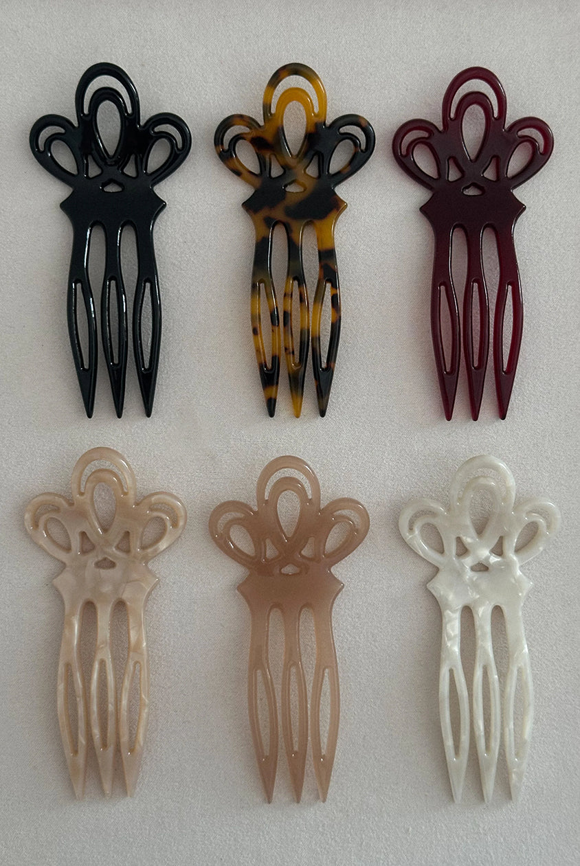 Spinka Rosita Pico Copenhagen łączy w sobie tradycyjny design z nowoczesnym minimalizmem. Idealny element stylizacji, który podkreśli elegancję i swobodę.
Akcesoria do włosów nie podlegają zwrotowi ani wymianie ze względów higienicznych.